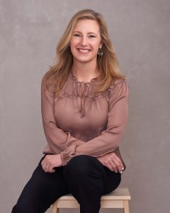Shows anxiety therapist Ashley Bobo posing for professional photo. Represents how an anxiety therapist in Roswell can help you with anxiety.